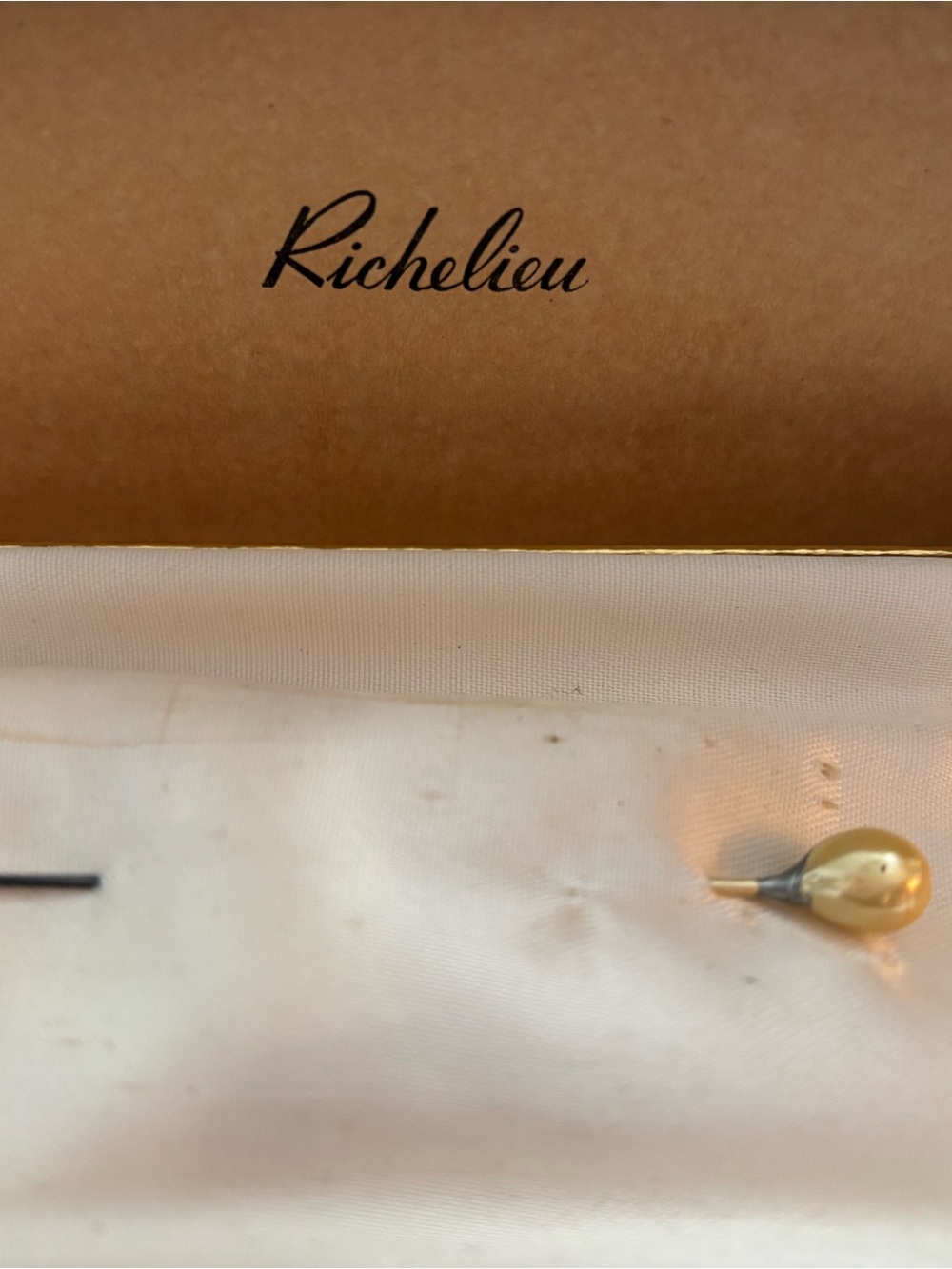 Richelieu Pearl Stick Pin - Cream and Gold
